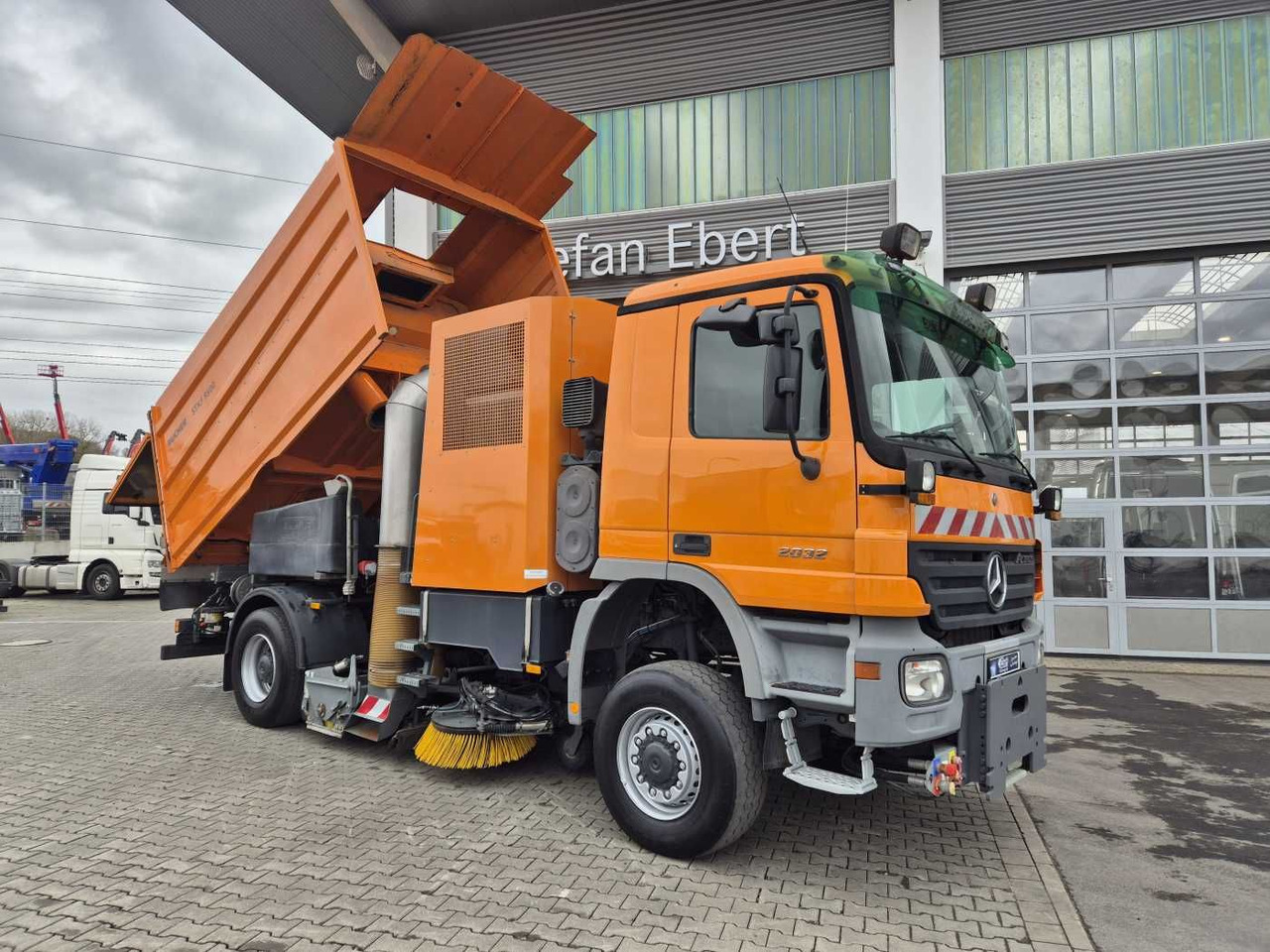 Mercedes-Benz Actros 2032 A 4x4 Bucher STKF 9500 Airport 30x - سياره كنس شوارع: صورة 2 Mercedes-Benz Actros 2032 A 4x4 Bucher STKF 9500 Airport 30x - سياره كنس شوارع: صورة 2