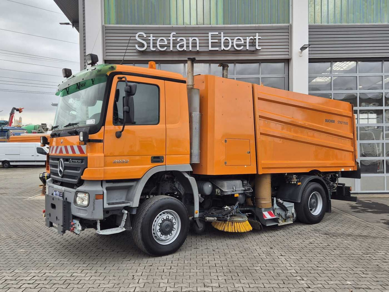 Mercedes-Benz Actros 2032 A 4x4 Bucher STKF 9500 Airport 30x - سياره كنس شوارع: صورة 3 Mercedes-Benz Actros 2032 A 4x4 Bucher STKF 9500 Airport 30x - سياره كنس شوارع: صورة 3