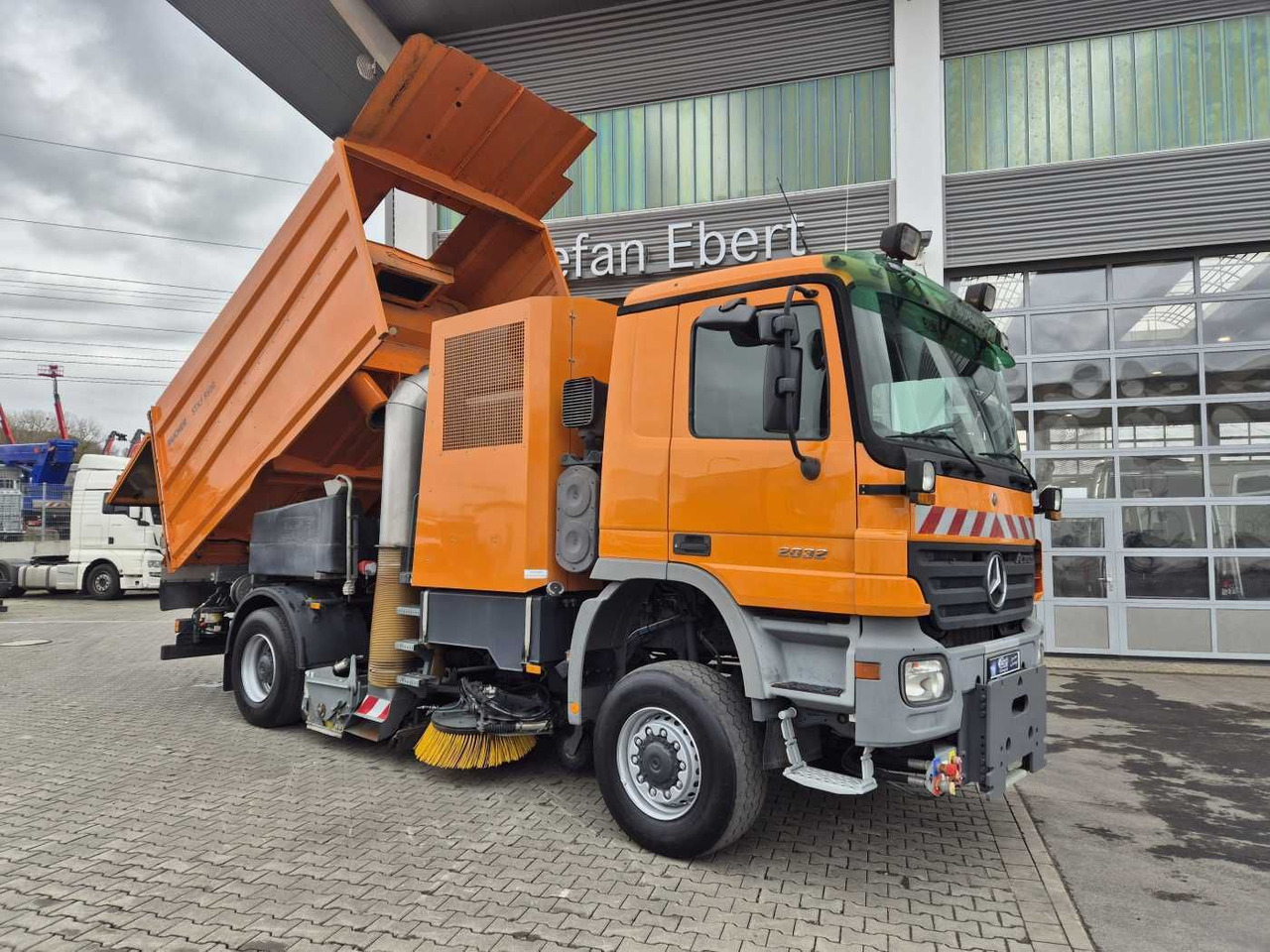 Mercedes-Benz Actros 2032 A 4x4 Bucher STKF 9500 Airport 30x - سياره كنس شوارع: صورة 2 Mercedes-Benz Actros 2032 A 4x4 Bucher STKF 9500 Airport 30x - سياره كنس شوارع: صورة 2