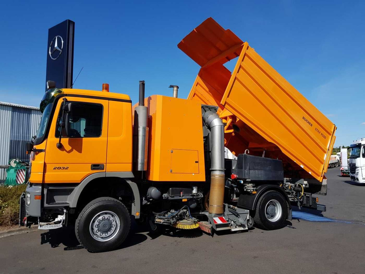 Mercedes-Benz Actros 2032 A 4x4 Bucher STKF 9500 Airport - سياره كنس شوارع: صورة 2 Mercedes-Benz Actros 2032 A 4x4 Bucher STKF 9500 Airport - سياره كنس شوارع: صورة 2