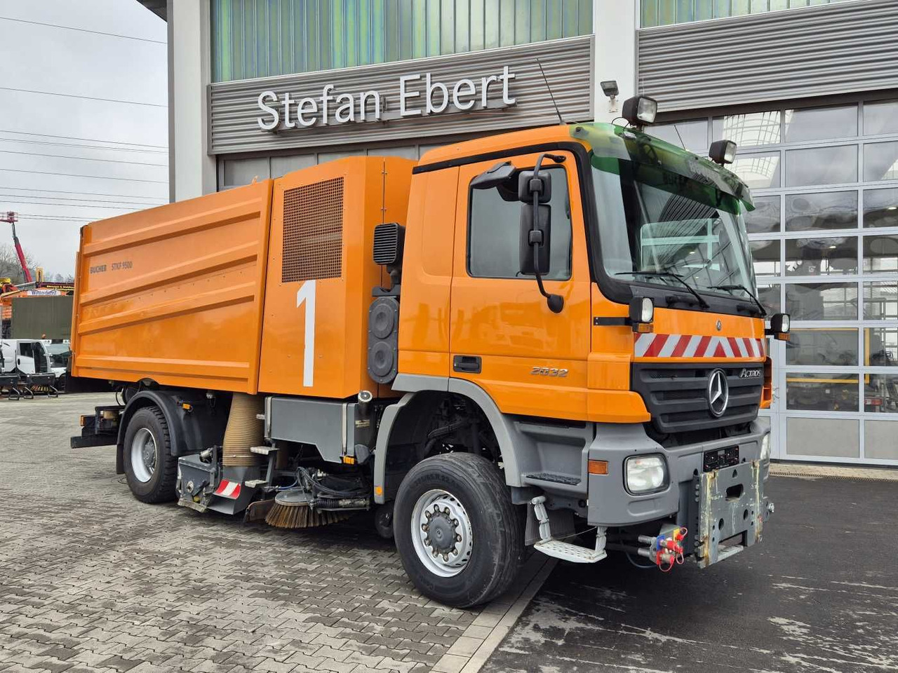 Mercedes-Benz Actros 2032 A 4x4 Bucher STKF 9500 Airport - سياره كنس شوارع: صورة 3 Mercedes-Benz Actros 2032 A 4x4 Bucher STKF 9500 Airport - سياره كنس شوارع: صورة 3