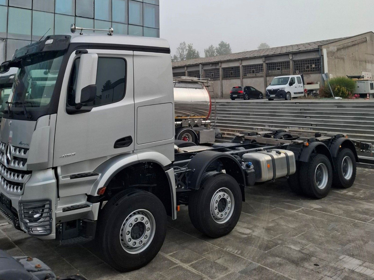 Mercedes-Benz Arocs 4153 8x4 Fahrgestell - شاحنة بهيكل معدني للمقصورة: صورة 1 Mercedes-Benz Arocs 4153 8x4 Fahrgestell - شاحنة بهيكل معدني للمقصورة: صورة 1