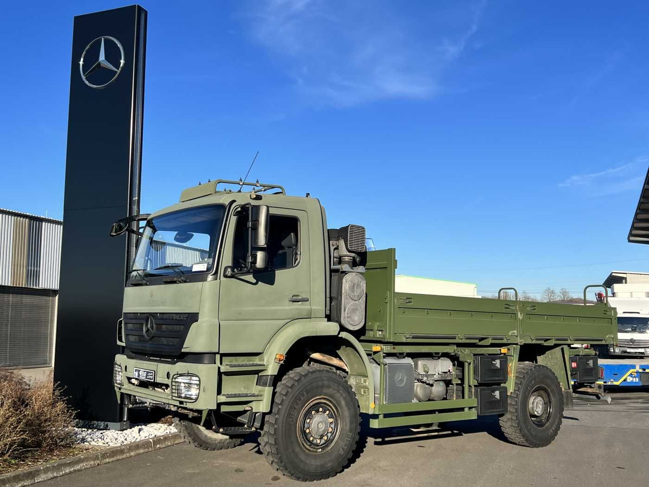 Mercedes-Benz Axor 1829 A 4x4 Pritsche - شاحنات مسطحة: صورة 1 Mercedes-Benz Axor 1829 A 4x4 Pritsche - شاحنات مسطحة: صورة 1