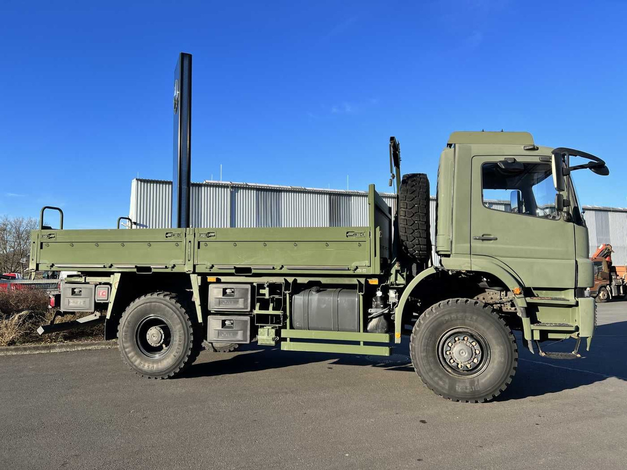 Mercedes-Benz Axor 1829 A 4x4 Pritsche - شاحنات مسطحة: صورة 5 Mercedes-Benz Axor 1829 A 4x4 Pritsche - شاحنات مسطحة: صورة 5