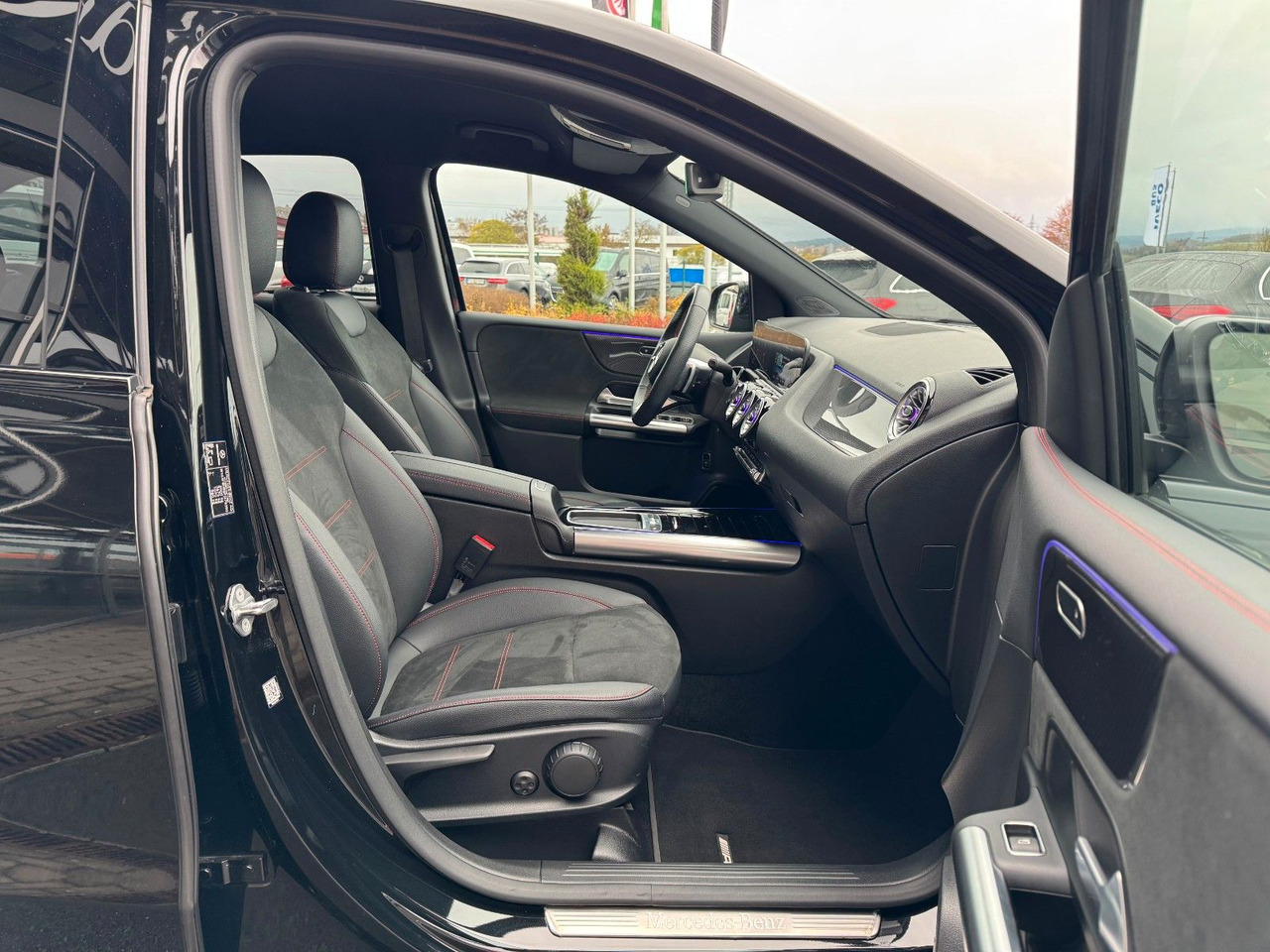 Mercedes-Benz B 200 AMG+AHK+Ambiente+RFK+MBUX+Night - سيدان: صورة 4 Mercedes-Benz B 200 AMG+AHK+Ambiente+RFK+MBUX+Night - سيدان: صورة 4