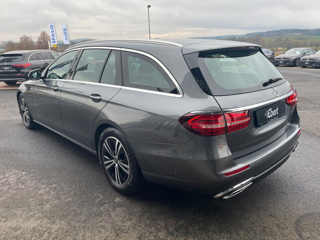 Mercedes-Benz E 220 d T Pano+Ambiente+Distr+360°+Comand+DAB - سيارة ستيشن: صورة 3 Mercedes-Benz E 220 d T Pano+Ambiente+Distr+360°+Comand+DAB - سيارة ستيشن: صورة 3