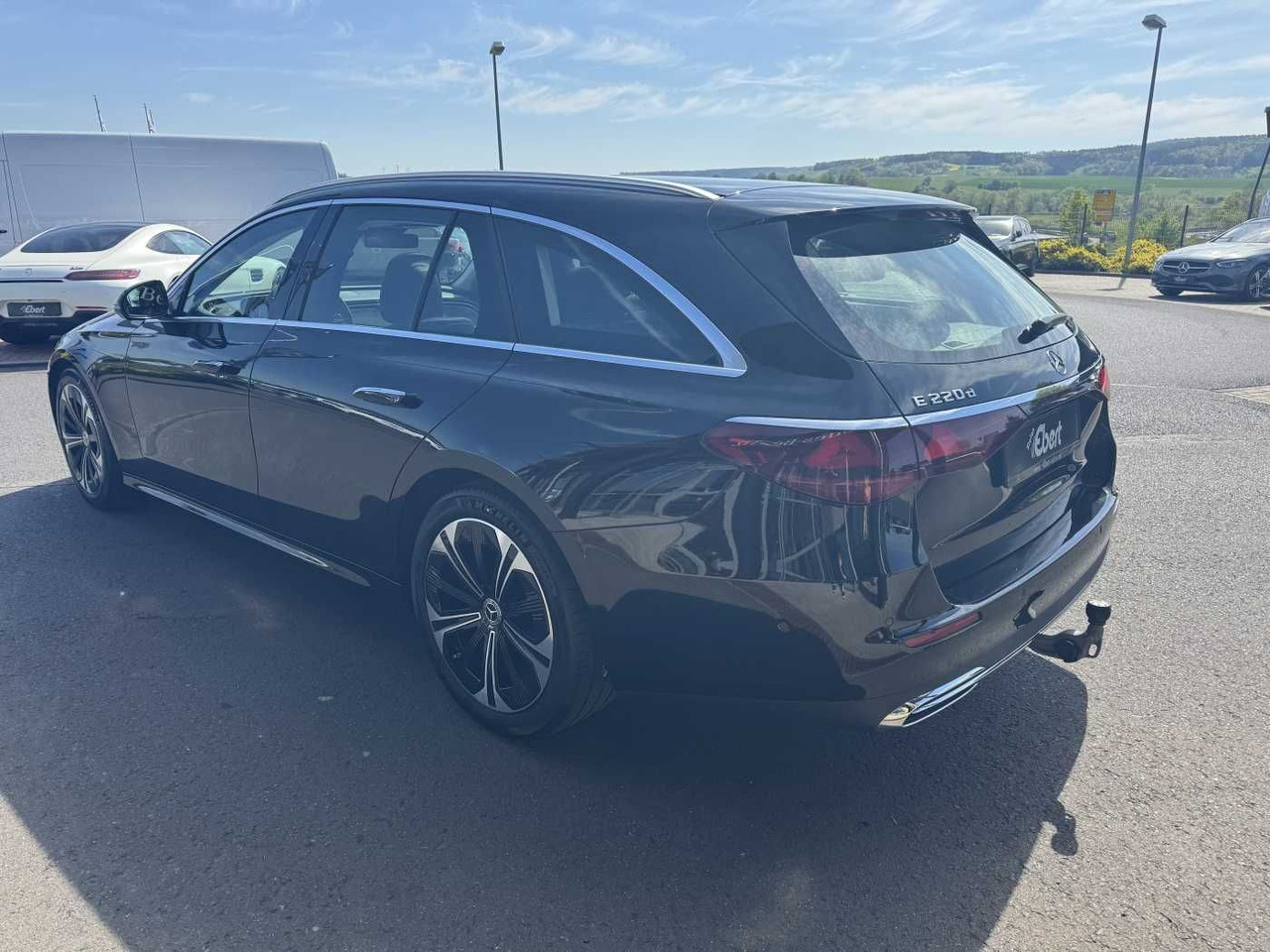 Mercedes-Benz E 220d Avantgarde+Pano+AHK+Distr+19Zoll+MBUX - سيارة: صورة 3 Mercedes-Benz E 220d Avantgarde+Pano+AHK+Distr+19Zoll+MBUX - سيارة: صورة 3