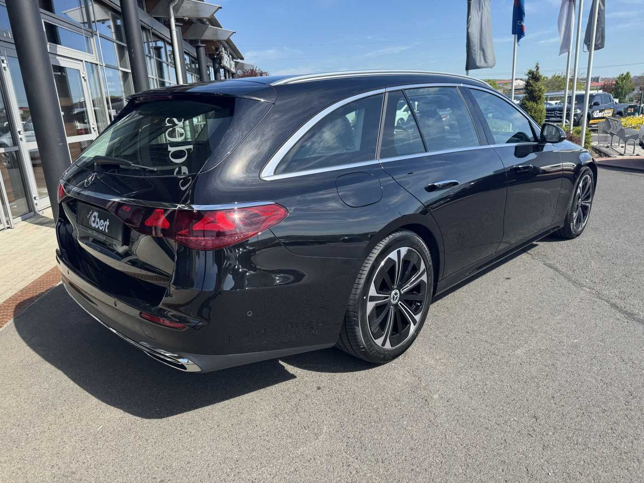 Mercedes-Benz E 220d Avantgarde+Pano+AHK+Distr+19Zoll+MBUX - سيارة: صورة 4 Mercedes-Benz E 220d Avantgarde+Pano+AHK+Distr+19Zoll+MBUX - سيارة: صورة 4