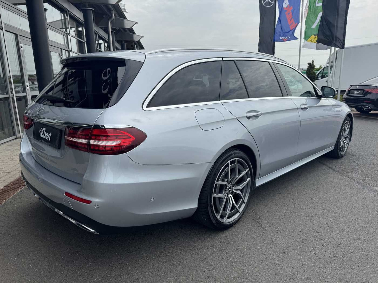 Mercedes-Benz E 220d T AMG+AHK+ESD+RKamera+TotW+ Ambiente - سيارة: صورة 4 Mercedes-Benz E 220d T AMG+AHK+ESD+RKamera+TotW+ Ambiente - سيارة: صورة 4