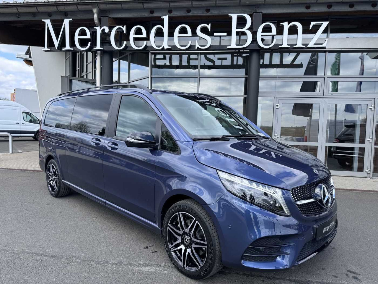 Mercedes-Benz V 250 d EDITION 4MATIC AMG DISTRONIC AHK Tisch - آلات أخرى: صورة 1 Mercedes-Benz V 250 d EDITION 4MATIC AMG DISTRONIC AHK Tisch - آلات أخرى: صورة 1