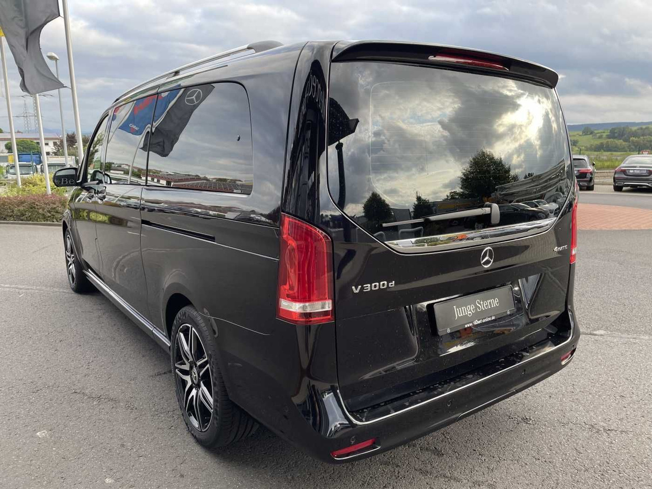 Mercedes-Benz V 300 d AVA 4MATIC AMG Kühlschrank AIRMATIC - سيارة ستيشن: صورة 3 Mercedes-Benz V 300 d AVA 4MATIC AMG Kühlschrank AIRMATIC - سيارة ستيشن: صورة 3