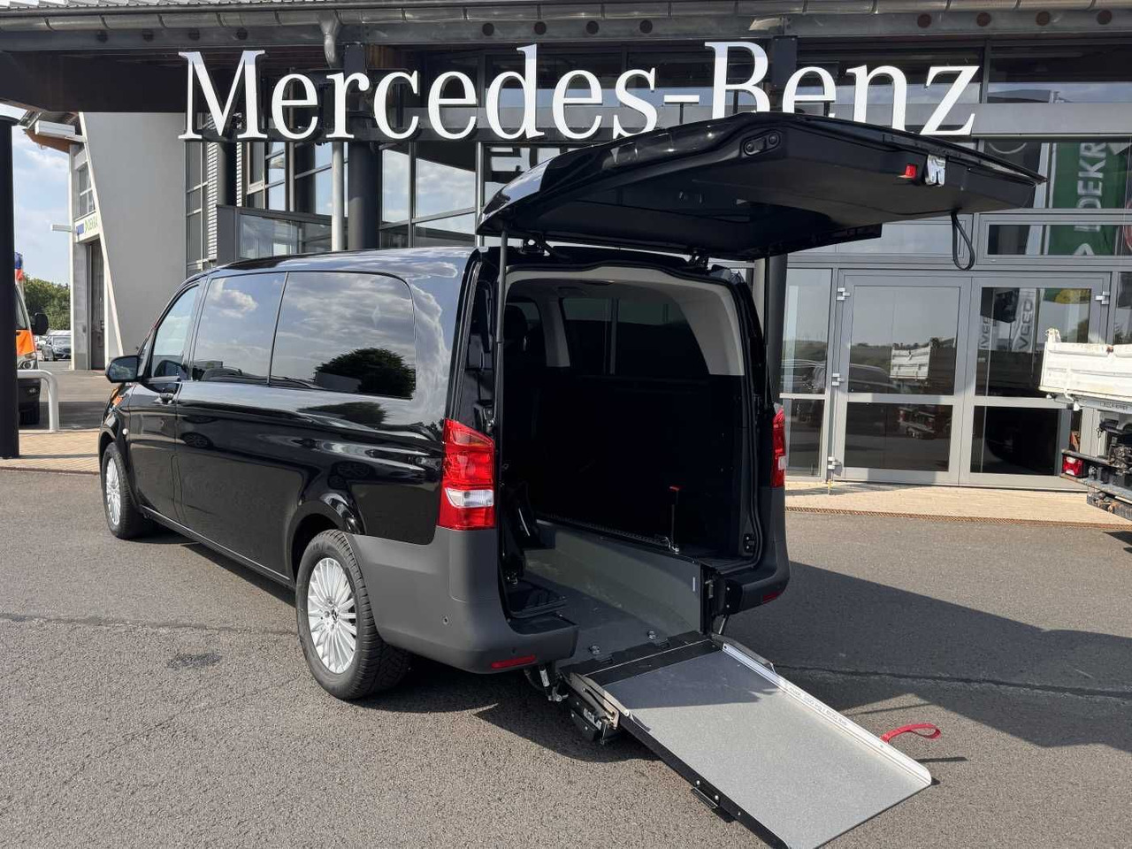 Mercedes-Benz eVito 129 Tourer Behinderten-/Rollstuhlrampe - ميكروباص, فان كهربائية: صورة 1 Mercedes-Benz eVito 129 Tourer Behinderten-/Rollstuhlrampe - ميكروباص, فان كهربائية: صورة 1