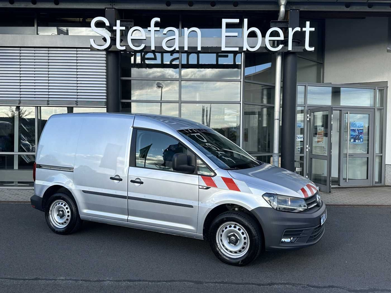 Volkswagen Caddy 1.6 TDI Klima Navi 8Räder Trennwand klappb - فان المدمجة: صورة 1 Volkswagen Caddy 1.6 TDI Klima Navi 8Räder Trennwand klappb - فان المدمجة: صورة 1