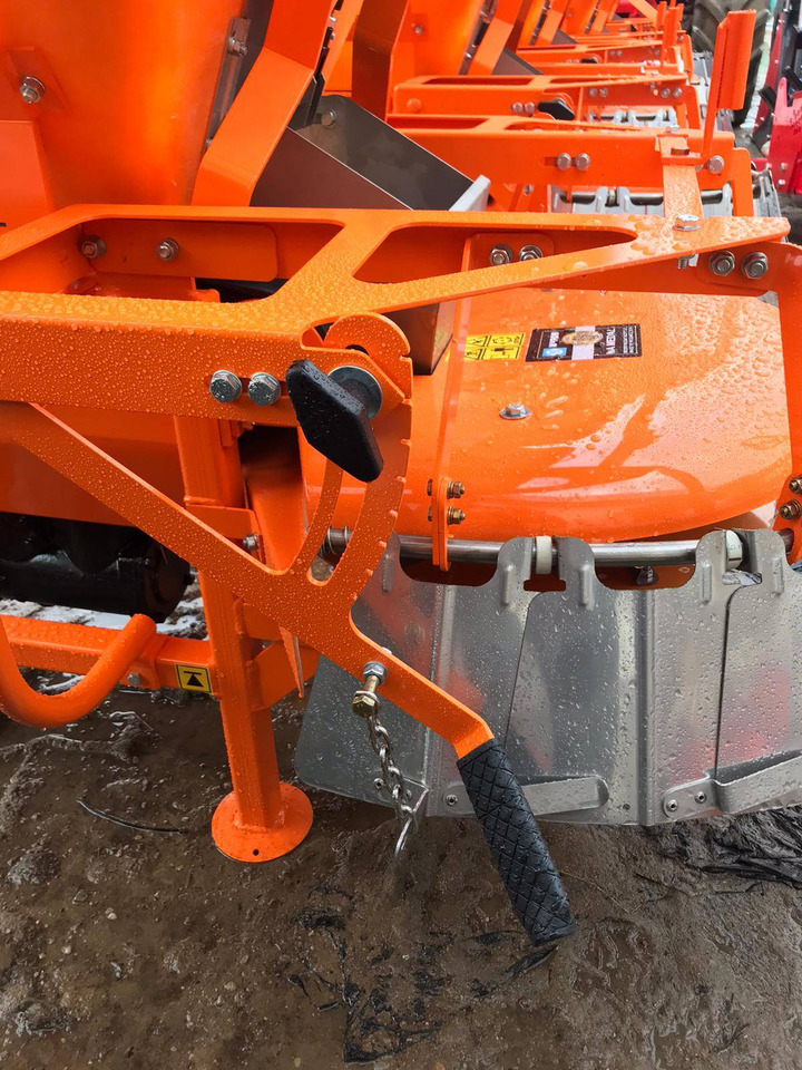 ناثر غبار/ ملح POM Augustów salt and sand spreader with communal attachment Motyl N 31M/1: صورة 12 ناثر غبار/ ملح POM Augustów salt and sand spreader with communal attachment Motyl N 31M/1: صورة 12