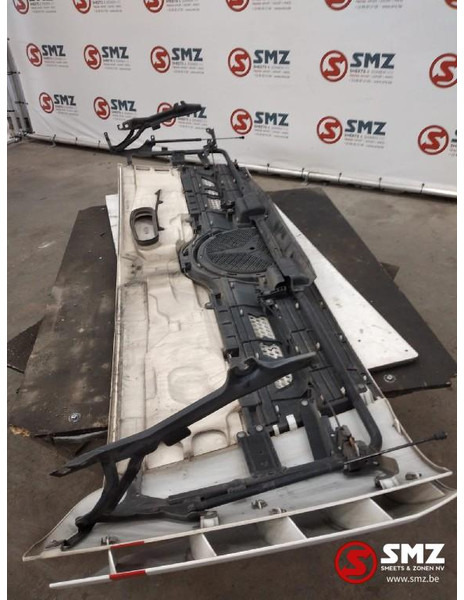 Mercedes-Benz Occ motorkap + windgeleider links Mercedes - غطاء السيارة - شاحنة: صورة 2 Mercedes-Benz Occ motorkap + windgeleider links Mercedes - غطاء السيارة - شاحنة: صورة 2