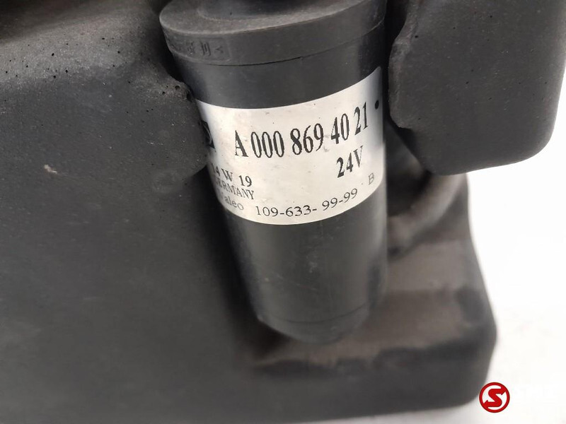 Mercedes-Benz Occ ruitensproeiervloeistoftank + waterpomp Merced - مساحة الزجاج الأمامي - شاحنة: صورة 3 Mercedes-Benz Occ ruitensproeiervloeistoftank + waterpomp Merced - مساحة الزجاج الأمامي - شاحنة: صورة 3