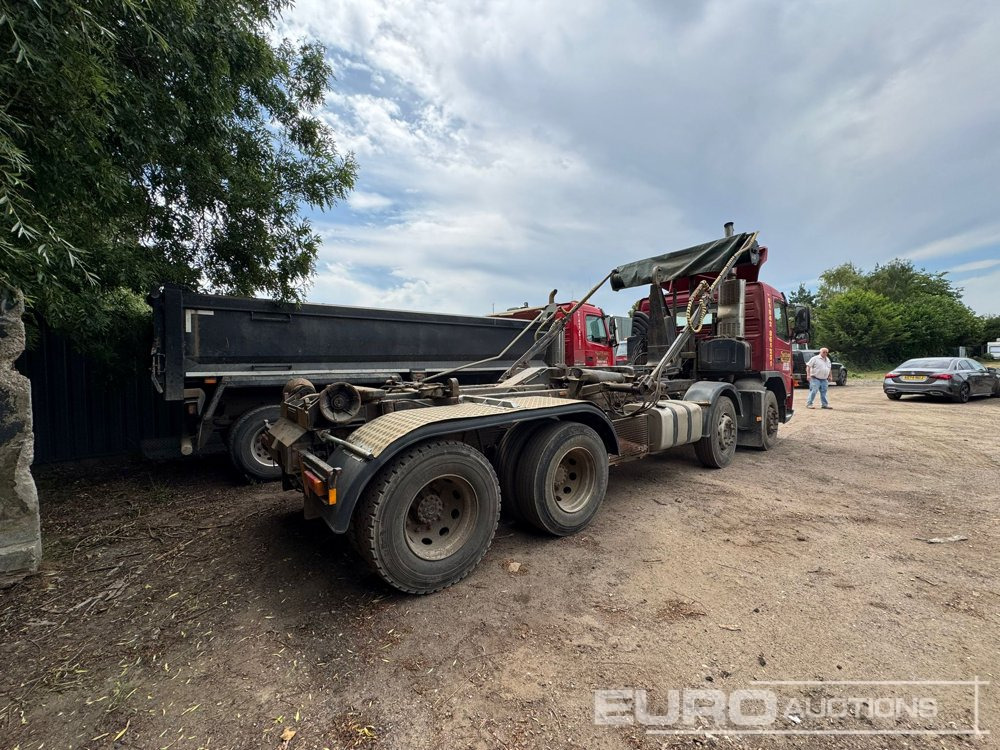 2002 Volvo FM12 - شاحنة برافعة خطافية: صورة 2 2002 Volvo FM12 - شاحنة برافعة خطافية: صورة 2