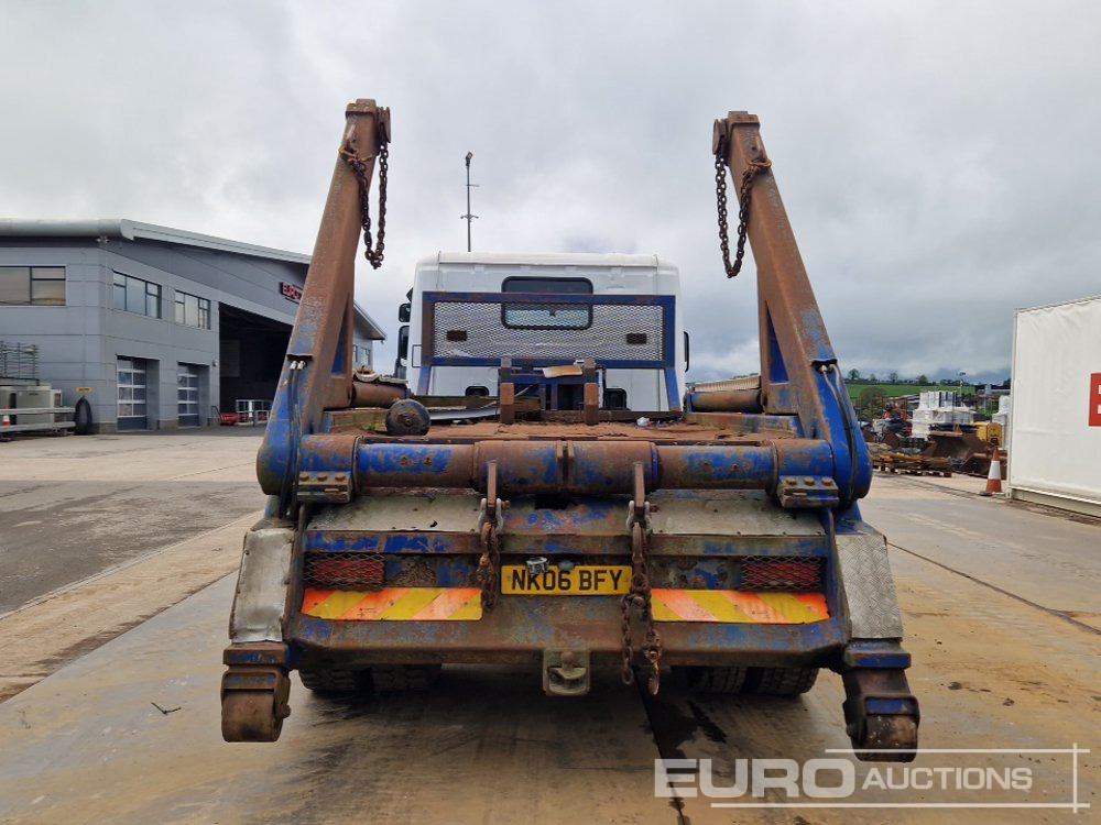 2006 Scania P230 - شاحنة لودر انزلاقي: صورة 4 2006 Scania P230 - شاحنة لودر انزلاقي: صورة 4