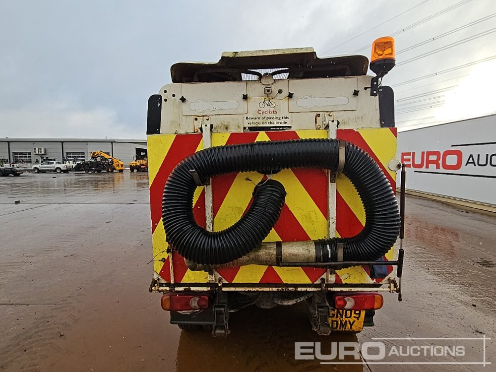 2009 Scarab 4x2 Road Sweeper, Reverse Camera, Automatic Gearbox - سياره كنس شوارع: صورة 5 2009 Scarab 4x2 Road Sweeper, Reverse Camera, Automatic Gearbox - سياره كنس شوارع: صورة 5