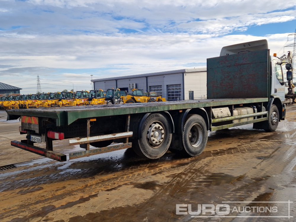 2009 Volvo 6x2 Flat Bed Lorry, Rear Lift, Manual Gearbox - شاحنات مسطحة: صورة 5 2009 Volvo 6x2 Flat Bed Lorry, Rear Lift, Manual Gearbox - شاحنات مسطحة: صورة 5