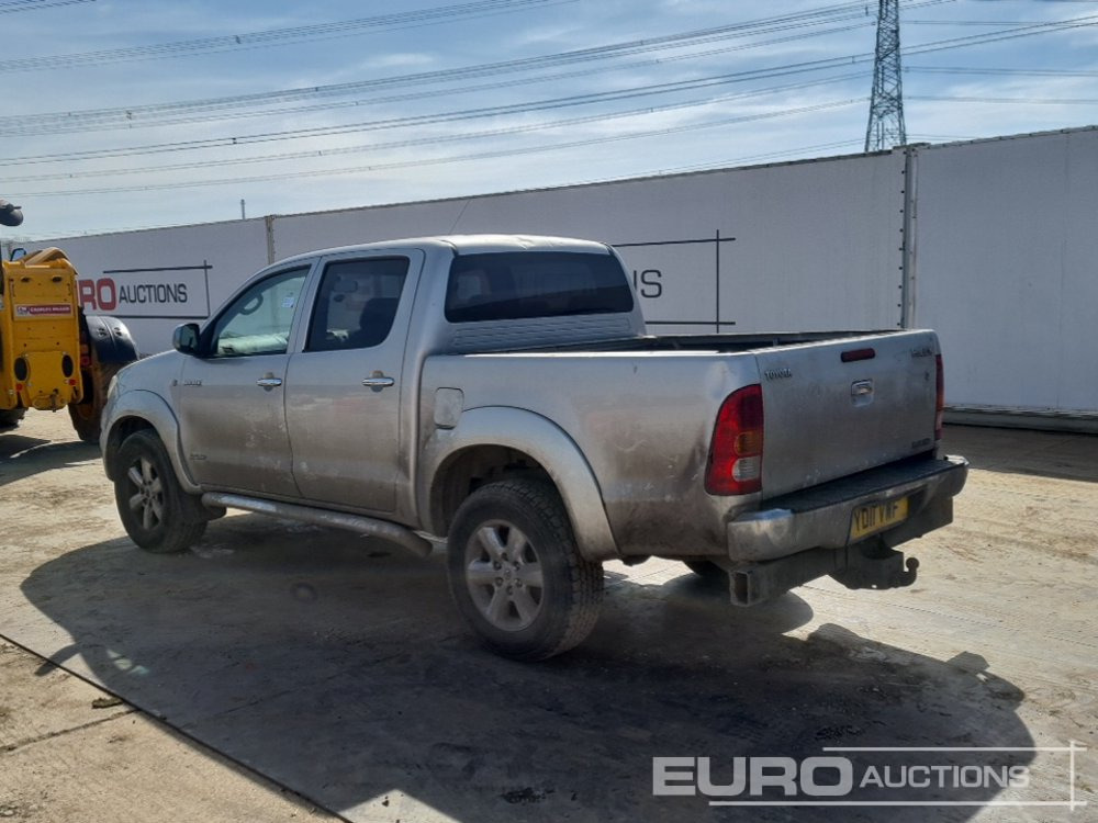 2011 Toyota Hilux Invincible - شاحنة البيك أب: صورة 3 2011 Toyota Hilux Invincible - شاحنة البيك أب: صورة 3