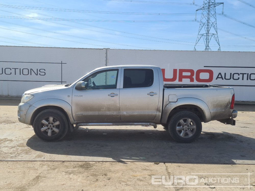 2011 Toyota Hilux Invincible - شاحنة البيك أب: صورة 2 2011 Toyota Hilux Invincible - شاحنة البيك أب: صورة 2