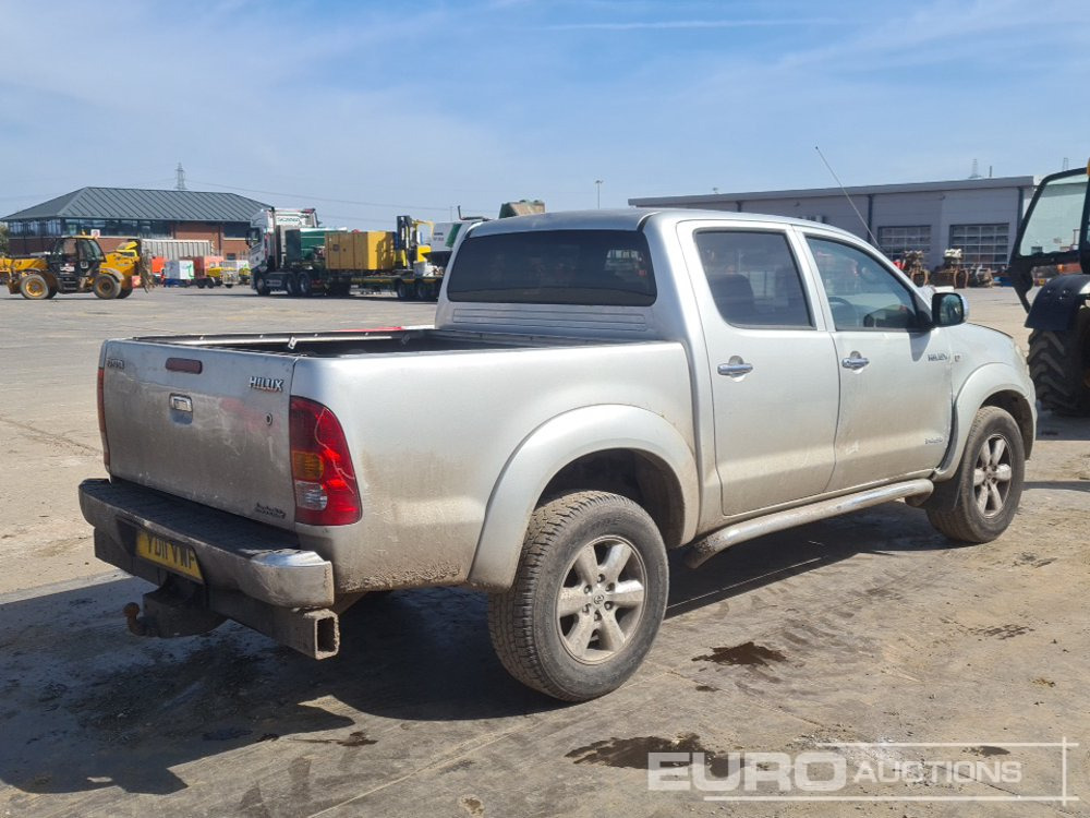 2011 Toyota Hilux Invincible - شاحنة البيك أب: صورة 5 2011 Toyota Hilux Invincible - شاحنة البيك أب: صورة 5