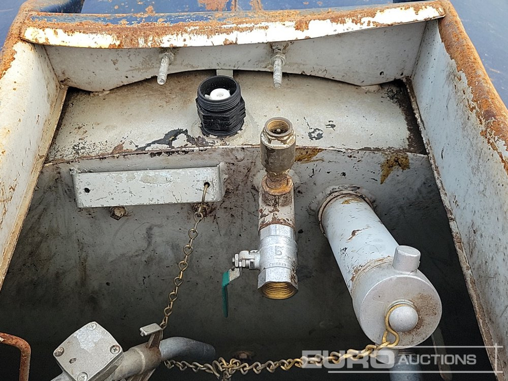 خزان تخزين 2016 Bowser Supply 2000 Litre Single Axle Bunded Fuel Bowser, Manual Pump: صورة 16