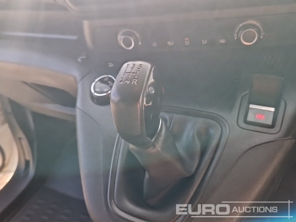 فان المدمجة 2021 Peugeot Partner: صورة 26