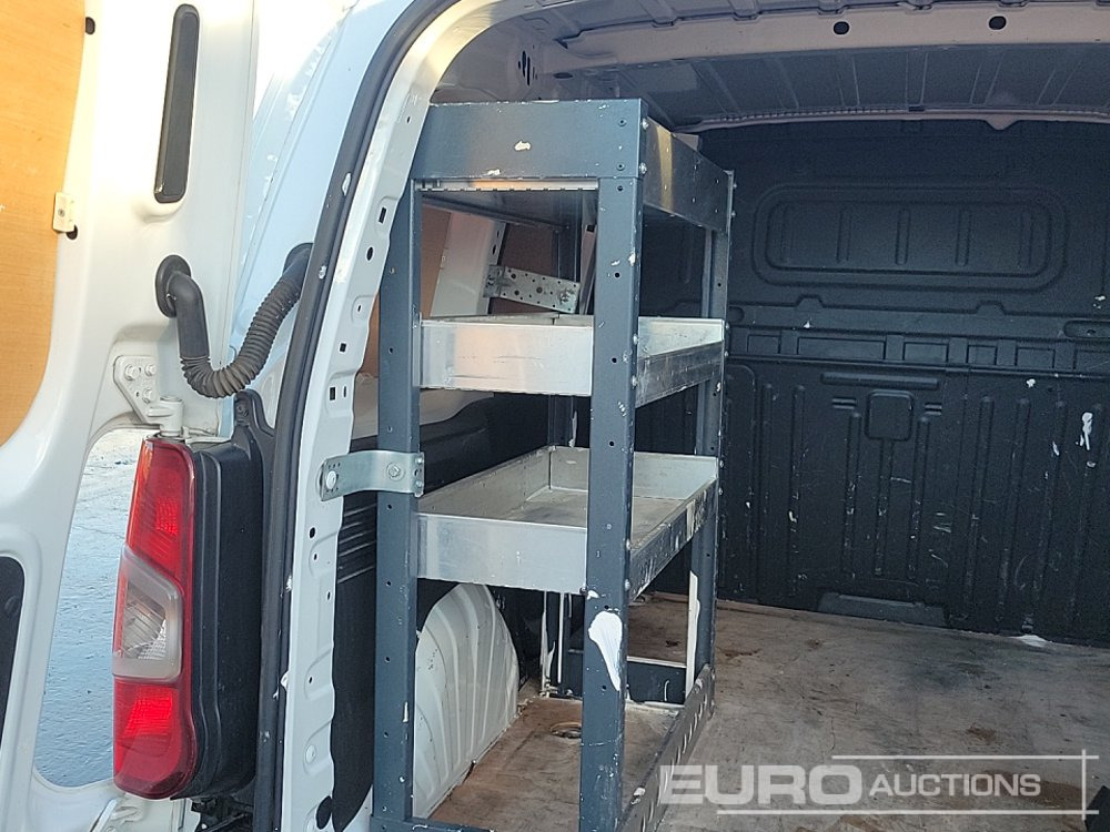 شاحنة توصيل مغلقة 2021 Peugeot Partner: صورة 15