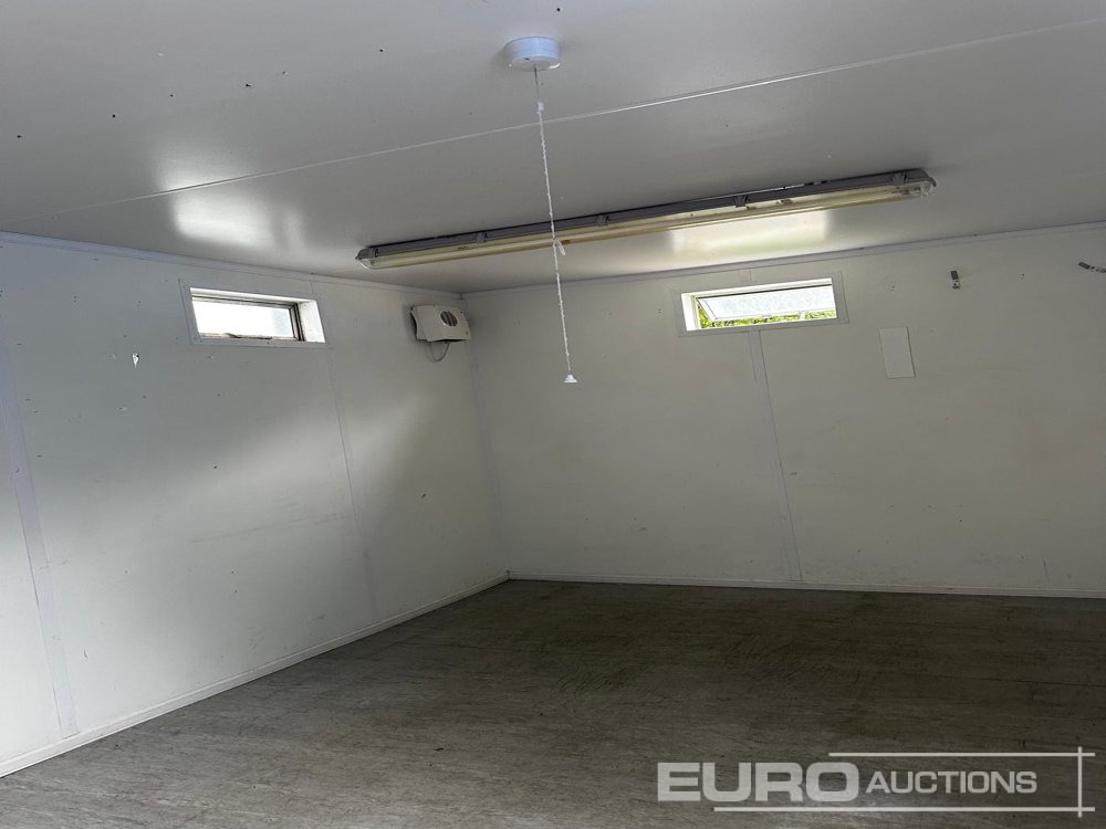 21 x 8 Canteen – Office with partition (Selling Offsite - Location Studham) - حاوية شحن: صورة 5 21 x 8 Canteen – Office with partition (Selling Offsite - Location Studham) - حاوية شحن: صورة 5