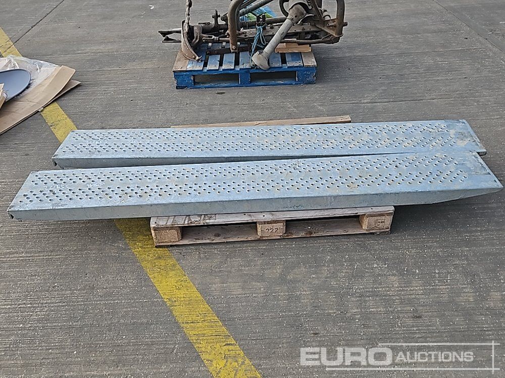 8' Loading Ramp (2 of) - معدات الانشاءات: صورة 4 8' Loading Ramp (2 of) - معدات الانشاءات: صورة 4