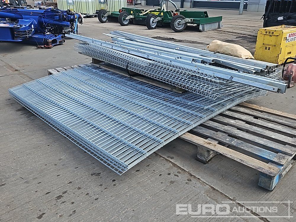 Assorted Mesh Fencing & Posts - معدات الانشاءات: صورة 3 Assorted Mesh Fencing & Posts - معدات الانشاءات: صورة 3
