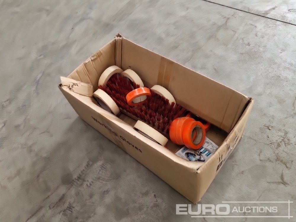 Box of Makita Jigsaw Blades, Brush Head, Masking Tape, Insulating Tape - معدات الورشة: صورة 5 Box of Makita Jigsaw Blades, Brush Head, Masking Tape, Insulating Tape - معدات الورشة: صورة 5