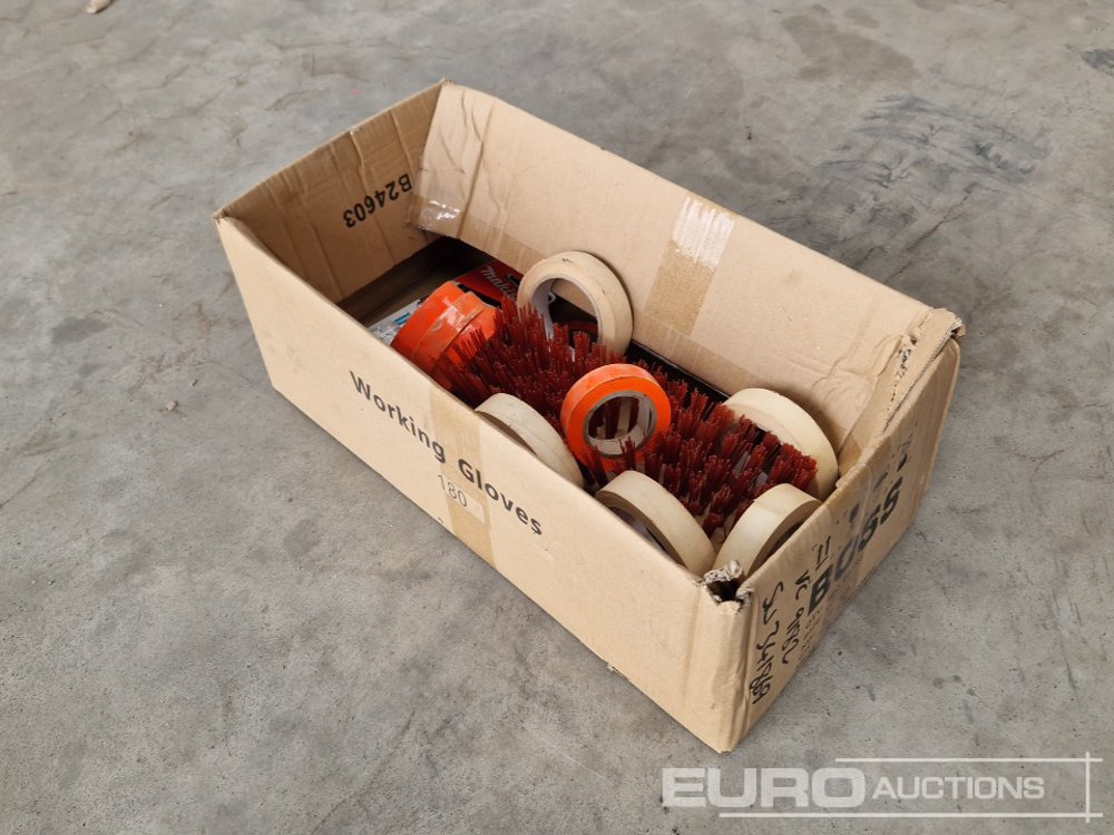 Box of Makita Jigsaw Blades, Brush Head, Masking Tape, Insulating Tape - معدات الورشة: صورة 1 Box of Makita Jigsaw Blades, Brush Head, Masking Tape, Insulating Tape - معدات الورشة: صورة 1