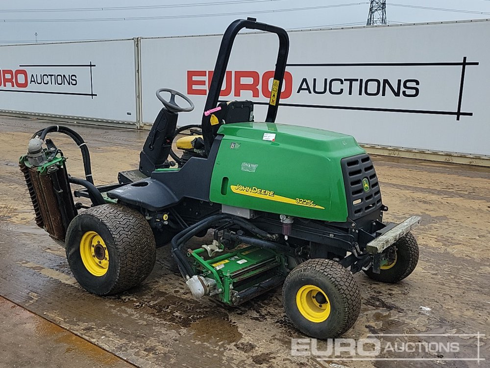 John Deere 3225C - جزازة عشب الحدائق: صورة 3 John Deere 3225C - جزازة عشب الحدائق: صورة 3