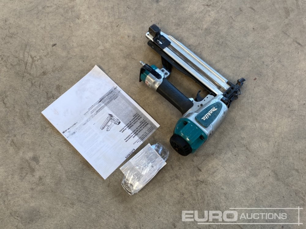 Makita AT1150A Pneumatic Nailer (Body Only) - معدات الانشاءات: صورة 3 Makita AT1150A Pneumatic Nailer (Body Only) - معدات الانشاءات: صورة 3