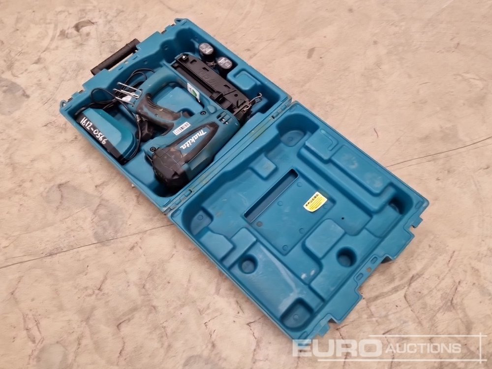 Makita GF600 7.2 Volt Nailer, 2 Batteys, Charger - معدات الانشاءات: صورة 3 Makita GF600 7.2 Volt Nailer, 2 Batteys, Charger - معدات الانشاءات: صورة 3