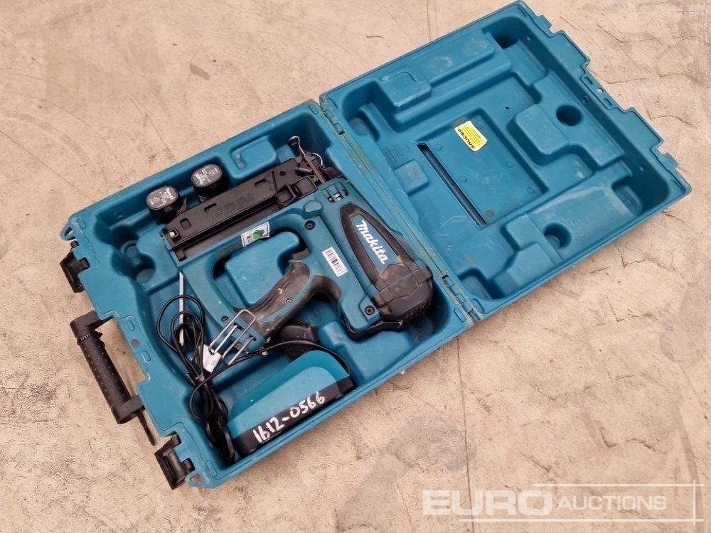 Makita GF600 7.2 Volt Nailer, 2 Batteys, Charger - معدات الانشاءات: صورة 2 Makita GF600 7.2 Volt Nailer, 2 Batteys, Charger - معدات الانشاءات: صورة 2