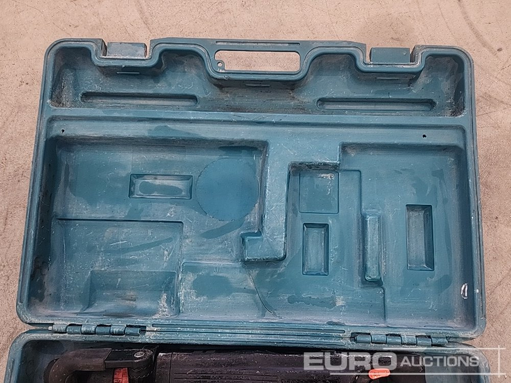 Makita HM1100 110 Volt Breaker - معدات الانشاءات: صورة 5 Makita HM1100 110 Volt Breaker - معدات الانشاءات: صورة 5