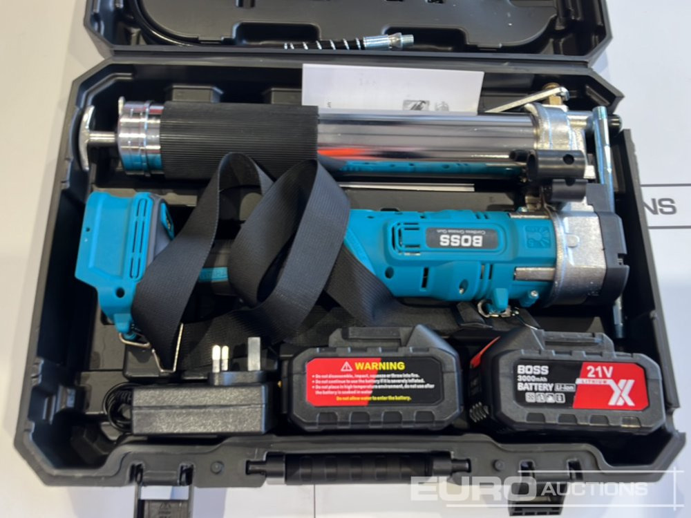 Unused Boss 21 Volt Lithium Battery Cordless Grease Gun, 2 Batteries, Case, Shoulder Strap, Extension Pieces & Fittings - معدات الانشاءات: صورة 5 Unused Boss 21 Volt Lithium Battery Cordless Grease Gun, 2 Batteries, Case, Shoulder Strap, Extension Pieces & Fittings - معدات الانشاءات: صورة 5