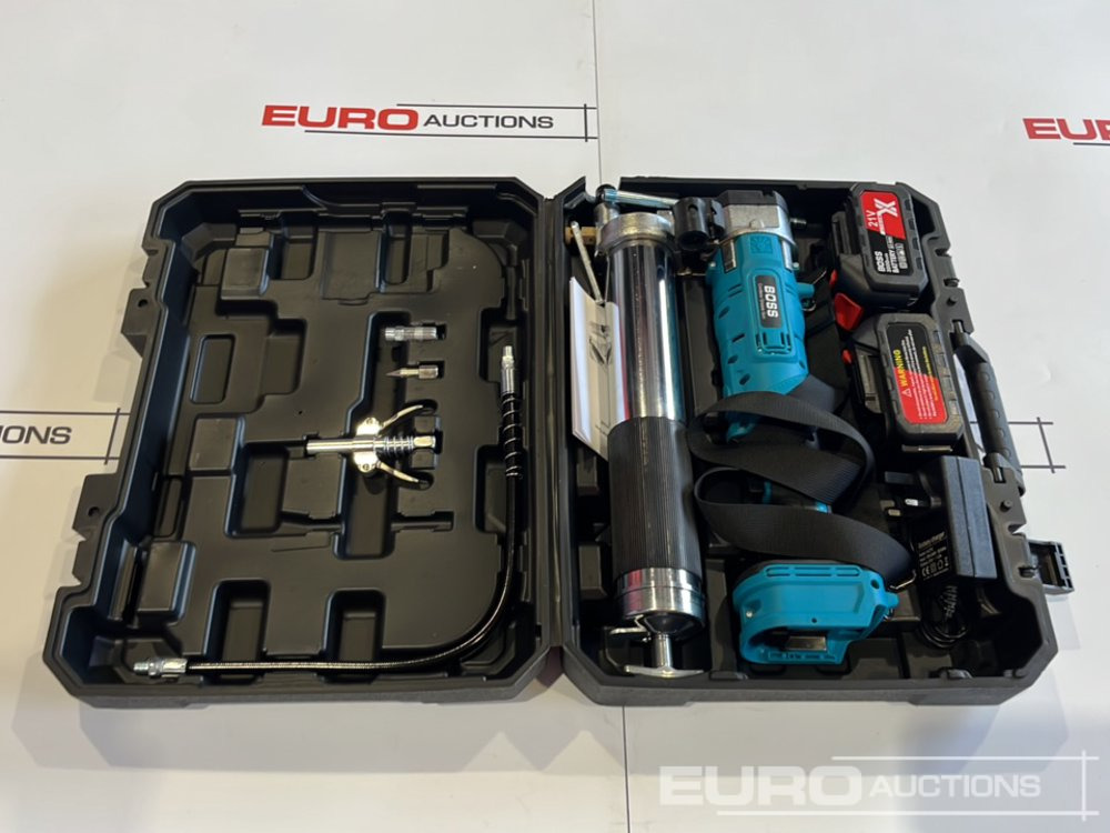 Unused Boss 21 Volt Lithium Battery Cordless Grease Gun, 2 Batteries, Case, Shoulder Strap, Extension Pieces & Fittings - معدات الانشاءات: صورة 3 Unused Boss 21 Volt Lithium Battery Cordless Grease Gun, 2 Batteries, Case, Shoulder Strap, Extension Pieces & Fittings - معدات الانشاءات: صورة 3