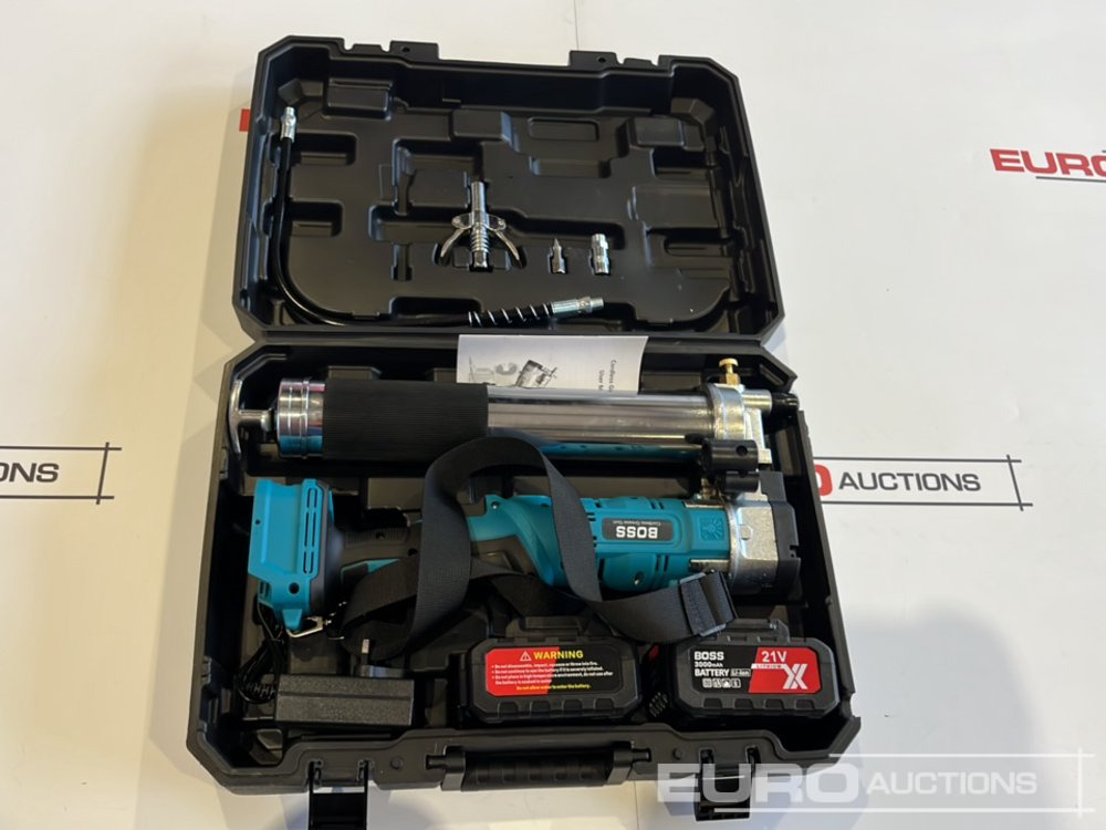 Unused Boss 21 Volt Lithium Battery Cordless Grease Gun, 2 Batteries, Case, Shoulder Strap, Extension Pieces & Fittings - معدات الانشاءات: صورة 1 Unused Boss 21 Volt Lithium Battery Cordless Grease Gun, 2 Batteries, Case, Shoulder Strap, Extension Pieces & Fittings - معدات الانشاءات: صورة 1