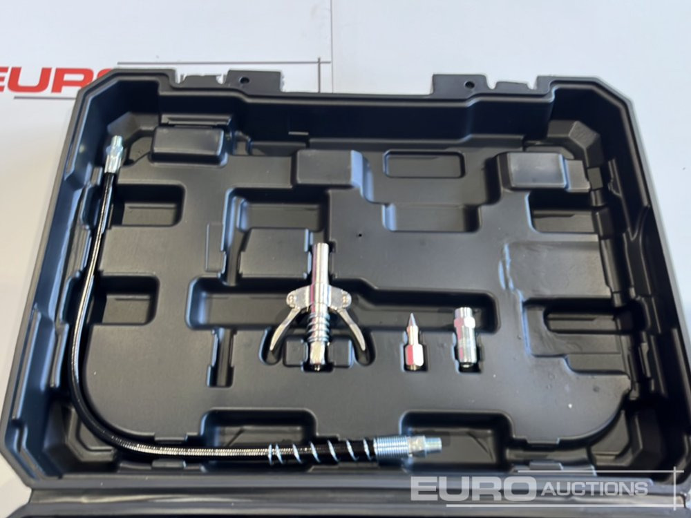 Unused Boss 21 Volt Lithium Battery Cordless Grease Gun, 2 Batteries, Case, Shoulder Strap, Extension Pieces & Fittings - معدات الانشاءات: صورة 4 Unused Boss 21 Volt Lithium Battery Cordless Grease Gun, 2 Batteries, Case, Shoulder Strap, Extension Pieces & Fittings - معدات الانشاءات: صورة 4