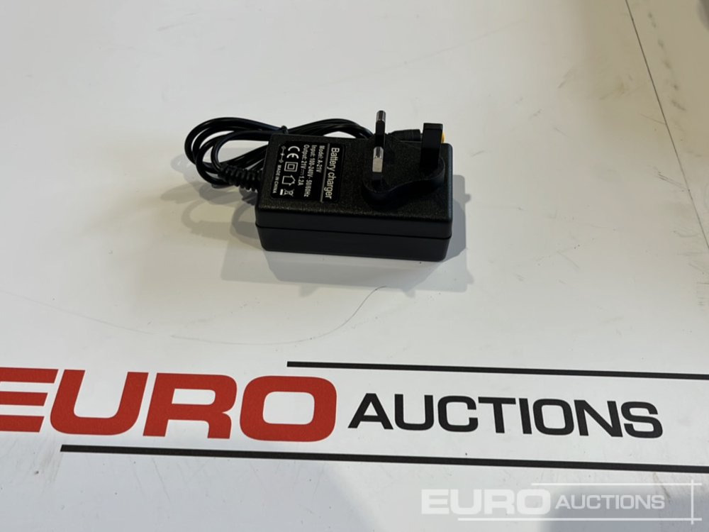 معدات الانشاءات Unused Boss 21 Volt Lithium Battery Cordless Grease Gun, 2 Batteries, Charger, Case, Shoulder Strap, Extension Pieces and Fittings: صورة 6 معدات الانشاءات Unused Boss 21 Volt Lithium Battery Cordless Grease Gun, 2 Batteries, Charger, Case, Shoulder Strap, Extension Pieces and Fittings: صورة 6