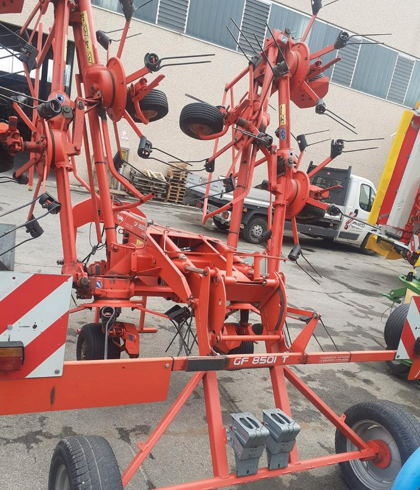 Voltafieno usato Kuhn GF 8501 T - نشارة الدريس/ شوكة جرف: صورة 2 Voltafieno usato Kuhn GF 8501 T - نشارة الدريس/ شوكة جرف: صورة 2