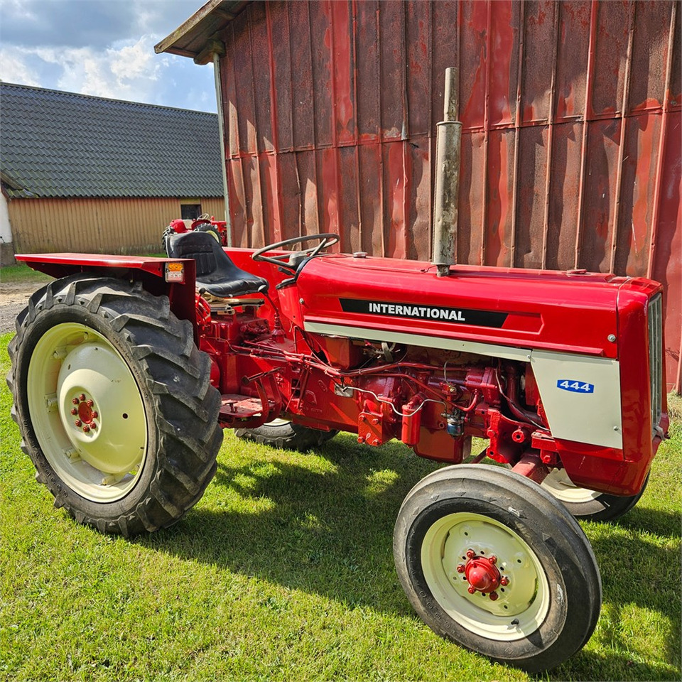 IH 444 - جرار: صورة 1 IH 444 - جرار: صورة 1