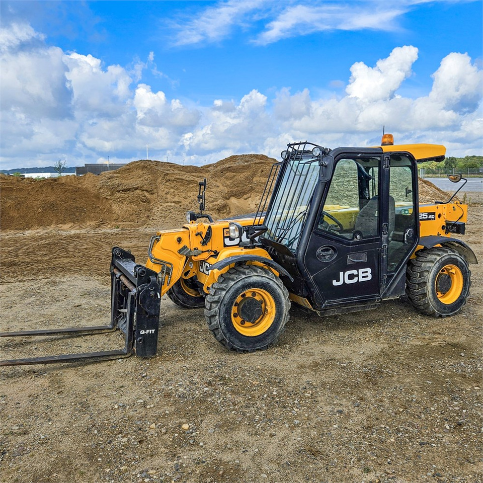 JCB 525-60T4 - آلة رفع ونقل تلسكوبية: صورة 1 JCB 525-60T4 - آلة رفع ونقل تلسكوبية: صورة 1