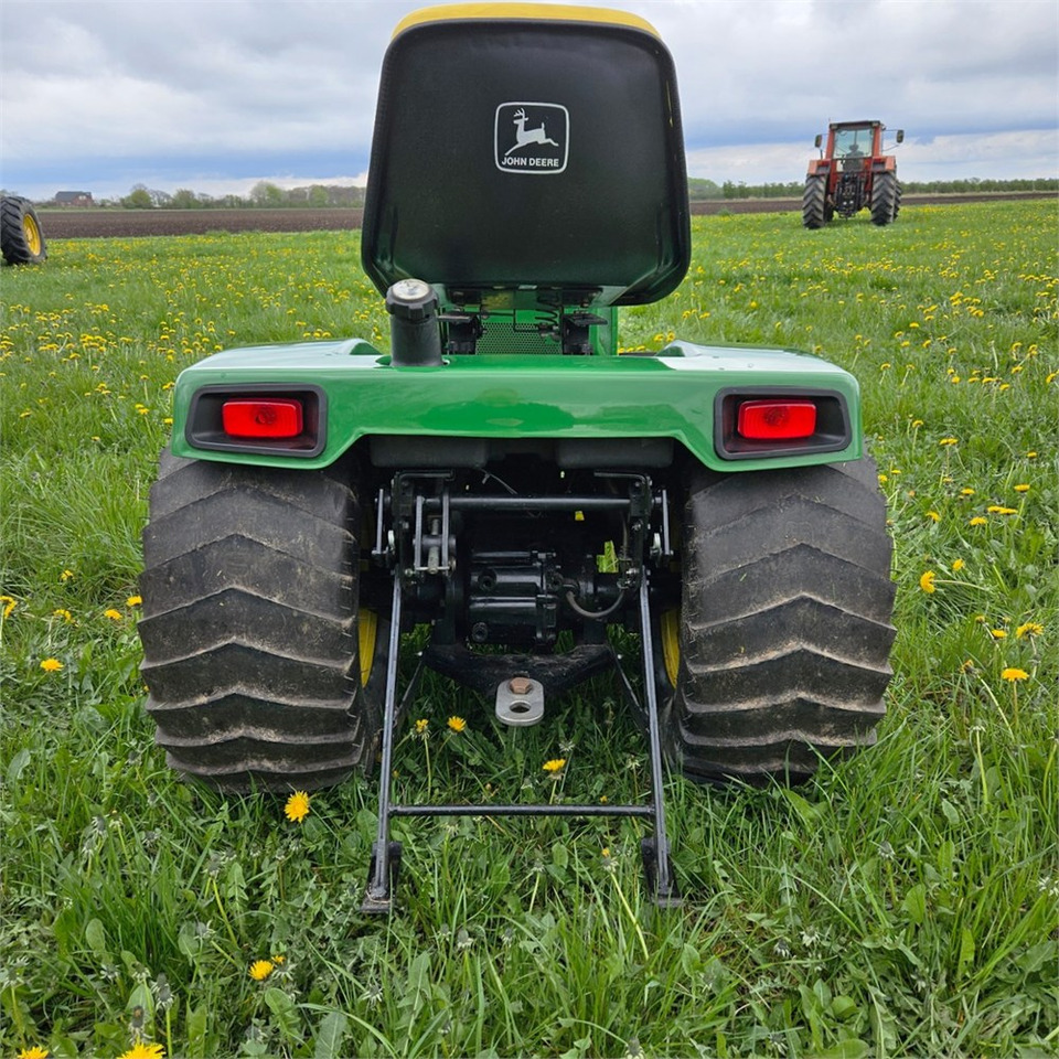 John Deere 318 - جرار خدمات بلدية: صورة 4 John Deere 318 - جرار خدمات بلدية: صورة 4