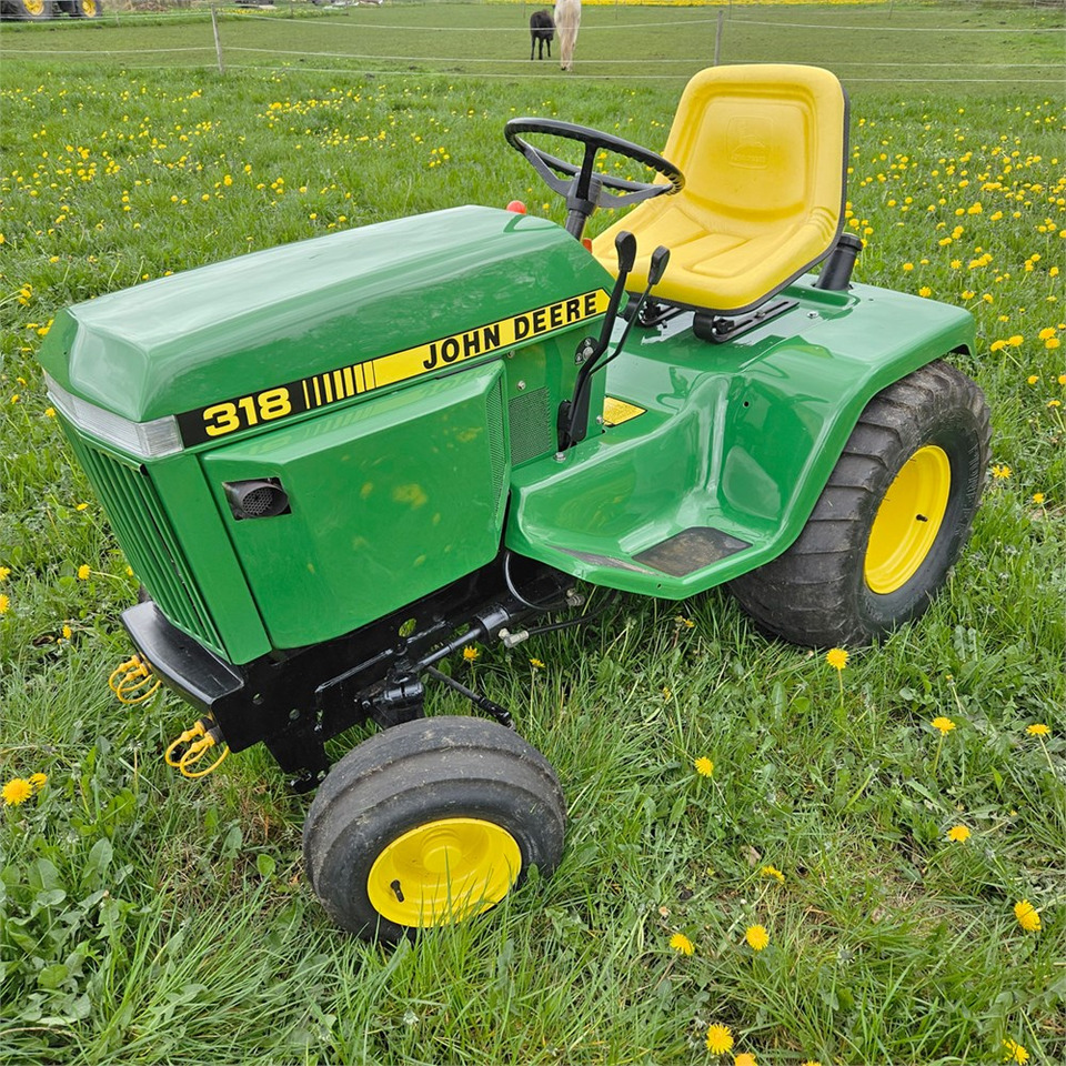 John Deere 318 - جرار خدمات بلدية: صورة 1 John Deere 318 - جرار خدمات بلدية: صورة 1